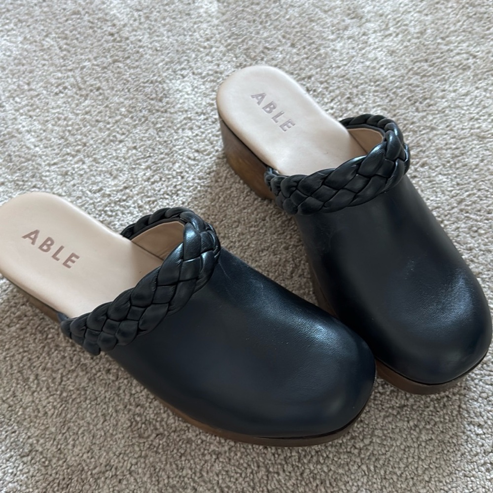 Able clogs